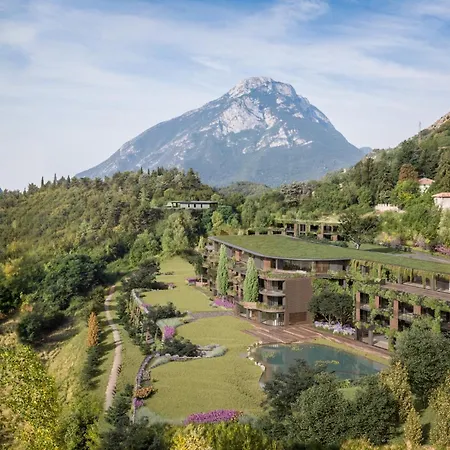 Готель Stroblhof Garda Active Family Гарньяно